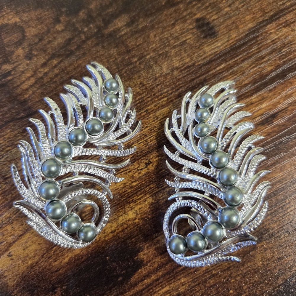 Vintage Sarah Coventry 1950s Feather Faux Pearl Clip Ear Climbers
